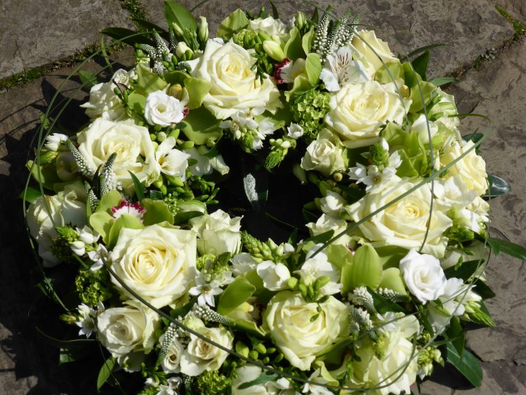 http://www.janwatters.com/wp-content/uploads/2016/11/Luxury-Orchid-and-White-Rose-Wreath-4.jpg